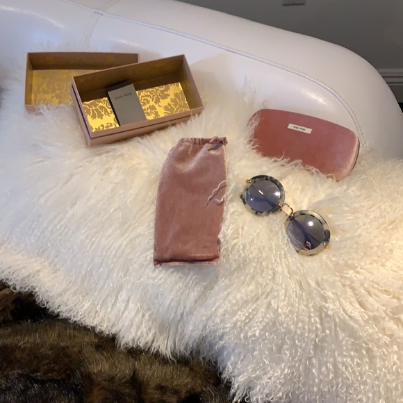 Sun glasses - Picture 3 of 3